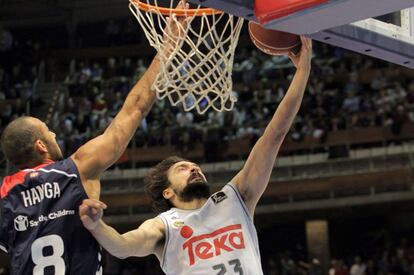 Llull entra a canasta ante el Raga.