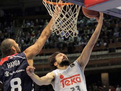 Llull entra a canasta ante el Raga.