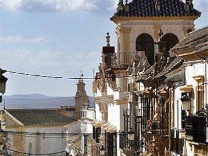 La calle de San Pedro, en Osuna (Sevilla), que Franco Zeffirelli utilizó de escenografía durante el rodaje de <b><i>Callas. </b></i>