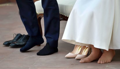 Siguiendo las normas, los duques de Cambridge también se descalzaron en lugares sagrados. Una imagen de los pies de cerca de la duquesa que ha hecho que los tabloides británicos se dediquen a hacer una análisis de su pedicura.