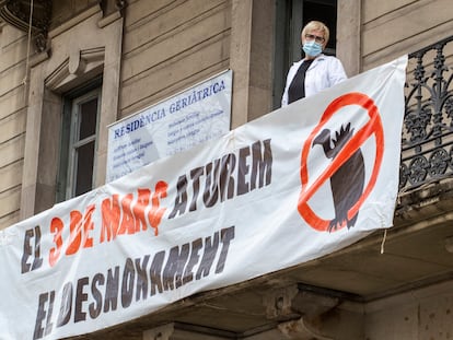 Protesta contra el desahucio de una residencia geriátrica en Barcelona, esta semana.