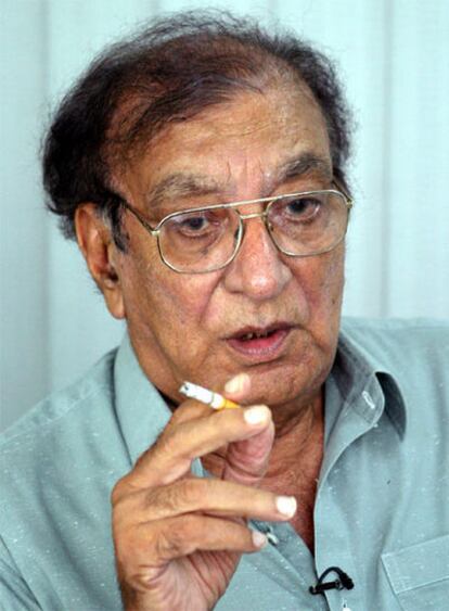 Ahmed Faraz, durante una entrevista en Islamabad, en 2006.