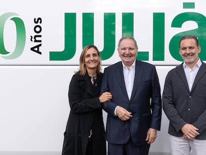 Sonia Adell, directora de Legal y RSC; José Adell Antonio, presidente y  José Francisco Adell, consejero delegado del grupo Julià, en una imagen facilitada por la compañía.