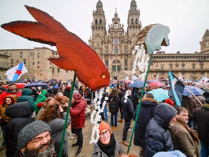 Manifestación por la crisis productiva de las rías y contra la gestión del episodio contaminante causado por el vertido de 'pellets', este domingo en Santiago de Compostela.