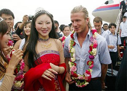 Beckham, junto a bellezas locales y decenas de fans, a la llegada del Real Madrid al aeropuerto de Kunming.