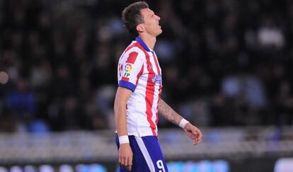 Mandzukic se lamenta durante el partido ante la Real.