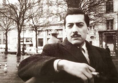 Mario Vargas Llosa, fotografiado en París en 1960.