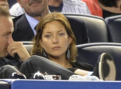 Kate Hudson asiste al partido de los Yankees contra los Texas Rangers en el estadio del equipo de A-Rod el 2 de junio de 2009.