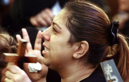 La ira y el dolor se conjugan en los funerales de las víctimas de la violencia religiosa en El Cairo