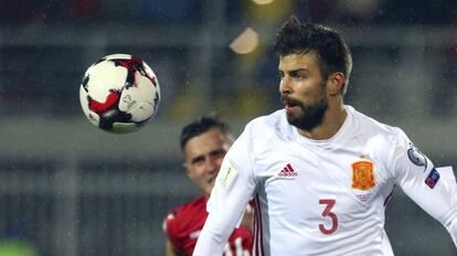 Piqué durante el partido con Albania.