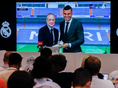 El centrocampista brasileño Carlos Henrique 'Casemiro' al que el presidente del Florentino Pérez durante su acto de despedida, el pasado 22 de agosto, en la Ciudad deportiva de Valdebebas, Madrid.