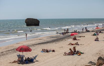 Decenas de bañistas en la playa de Matalascañas, en Huelva, este miércoles.