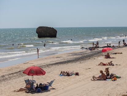 Decenas de bañistas en la playa de Matalascañas, en Huelva, este miércoles.