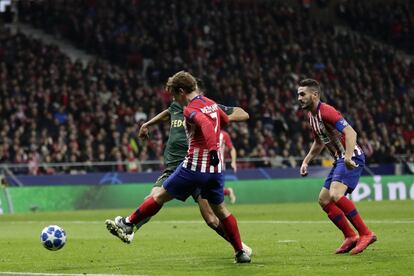 Antoine Griezmann durante la jugada del segundo gol del Atleti.