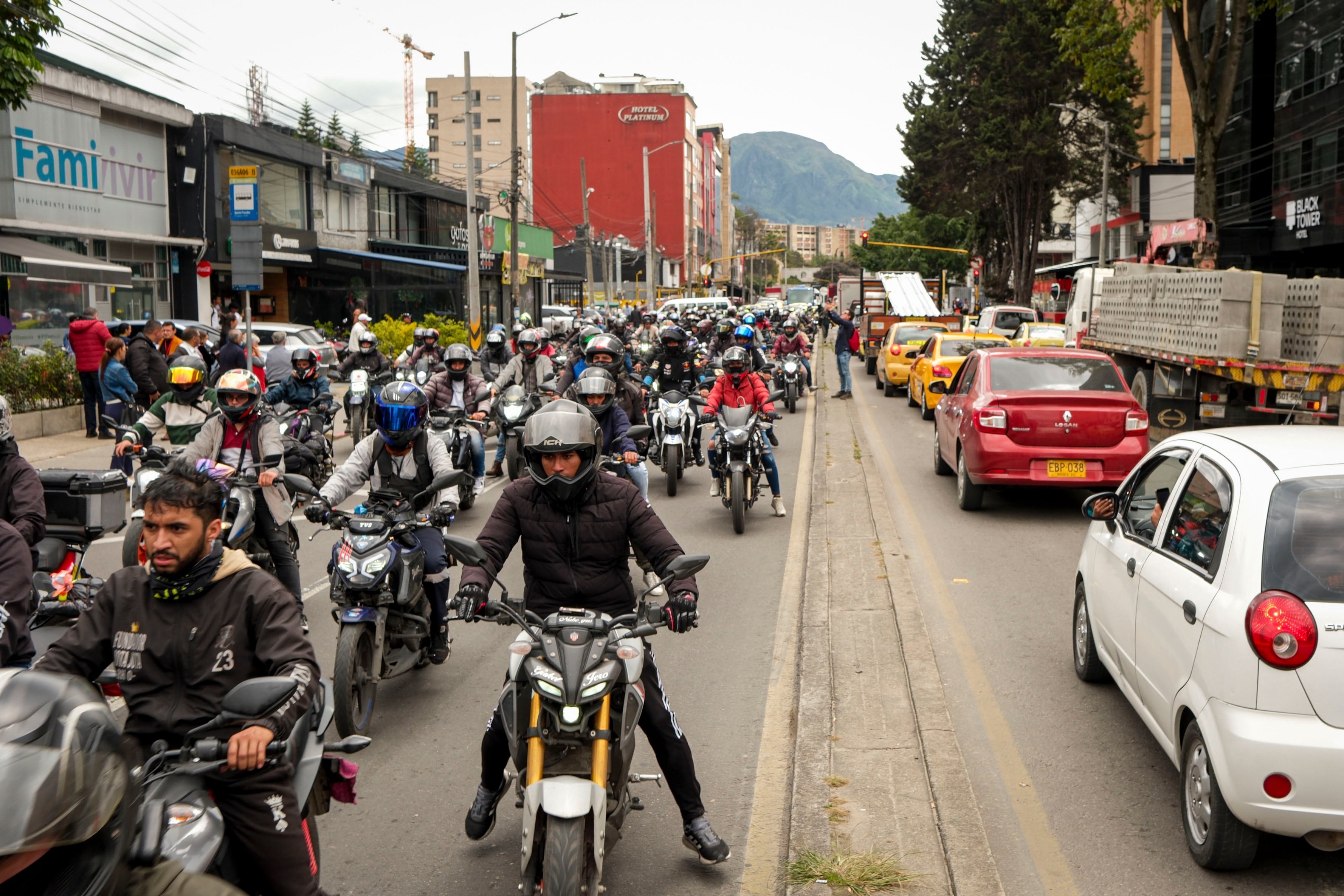 Un total de 255 víctimas mortales y 87% de satisfacción: la contradicción de las motos en Bogotá