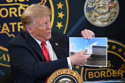 Trump muestra una foto del nuevo muro, este martes en Yuma, Arizona.