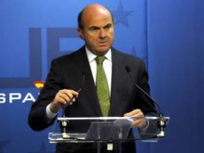 El ministro español de Economía, Luis De Guindos, durante una conferencia de prensa en Bruselas al término de una reunión del Consejo de ministros de Economía y Finanzas (Ecofin) de la Unión Europea. EFE/Archivo