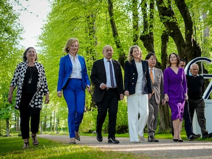 La ministra de Exteriores alemana, Annalena Baerbock (tercera por la izquierda), pasea con representantes de Exteriores de los países del G-7 durante el encuentro celebrado en Wangels, al norte de Alemania.