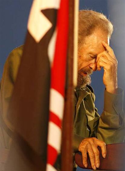Fidel Castro hace un gesto de cansancio en un acto con estudiantes en Pedernales en julio de 2006.