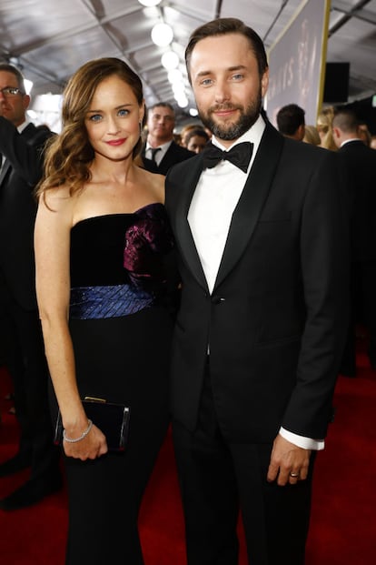 ALEXIS BLEDEL Y VINCENT KARTHEISER. La eterna chica Gilmore y uno de los personajes menos queridos de Mad Men se conocieron, precisamente, en el rodaje de esta serie donde Bledel tuvo un papel esporádico en el que interpretaba a la amante de Kartheiser.