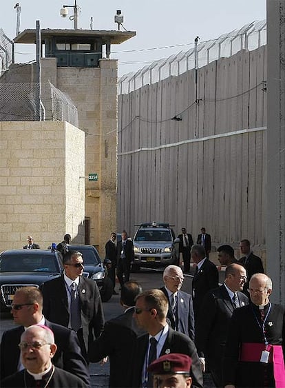 La comitiva del Papa ante el muro que aisla Belén.