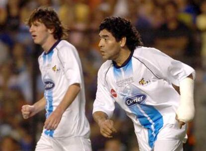 Messi y Maradona, en un partido amistoso en 2005.