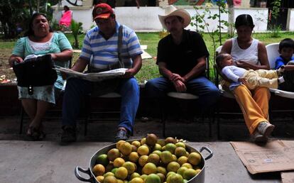 Familiares y compañeros de los estudiantes esperan noticias.