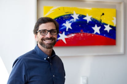 No hablar mal de Venezuela es el lema de Horacio Velutini. Es abogado, empresario y presidente del Fondo de Valores Inmobiliarios, una compañía dedicada a la gestión y asesoría de activos financieros e inmobiliarios en el país. Aun así, su optimismo por Venezuela es su principal tarjeta de presentación. “Los países no se acaban, siempre hay alguien tratando de hacer algo”, afirma y plantea que las circunstancias que rodean la crisis económica, política y social actual no son ajenas a las gestiones de Gobiernos anteriores. “La Venezuela que se inició en 1999 fue producto de ineficiencia, corrupción y dependencia del petróleo. Han pasado 20 años y las circunstancias se mantienen. Pero esto sucedía también en 1983”. En ese año, el país sufrió la primera devaluación de la moneda. Pero la hiperinflación del país se ha intensificado desde 2008. Bajo el régimen chavista, la moneda ha sufrido dos devaluaciones que han reducido el salario mínimo mensual hasta los 2 dólares (1,79 euros). Sin embargo, para Horacio, estas crisis traen consigo oportunidades para generar valor. “No puedo voltearme e irme a otro país. Tengo la oportunidad de hacer una diferencia aquí, de generar un impacto en Venezuela en medio de una crisis histórica”, señala y explica que la mejor estrategia para atravesar los años de incertidumbre consiste en construir los planes, los proyectos y las empresas en la que cada persona se visualice en el futuro.