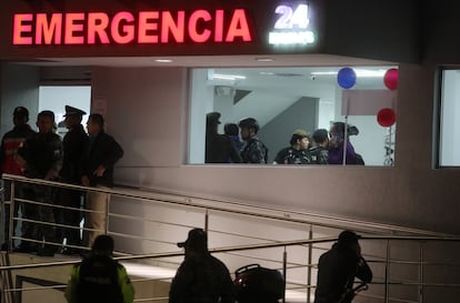 Familiares y amigos acuden al hospital a donde fue llevado el candidato a la Presidencia de Ecuador Fernando Villavicencio tras un ataque que le costó la vida hoy, en Quito (Ecuador).