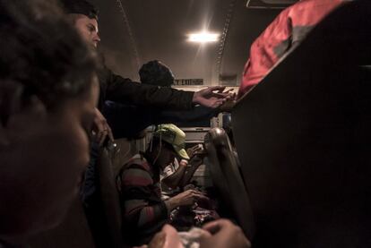 Os migrantes atravessaram o deserto de Sonora em ônibus modestos e começaram a chegar nesta semana a Tijuana.