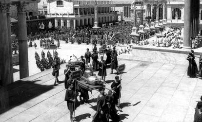 Las Rozas(Madrid), 2 de julio de 1963. Las afueras de la capital se convierten en la ciudad de Roma para el rodaje de la película <i>La caída del Imperio Romano</i>, del director de cine Anthony Mann.