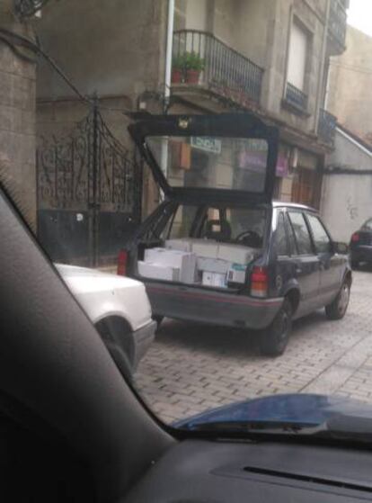 Uno de los coches cargados con documentación municipal.