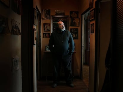 Paco Lucena, el lunes pasado, en su casa de Aluche (Madrid), rodeado de fotos de artistas que representó.