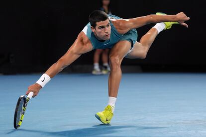 Alcaraz devuelve de manera acrobática durante el partido contra Djokovic.