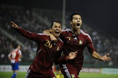 Perozo y Miku celebran el gol del empate de Venezuela frente a Paraguay.