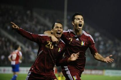 Perozo y Miku celebran el gol del empate de Venezuela frente a Paraguay.