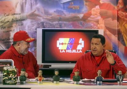 The late President Ch&aacute;vez speaks to Mario Silva on TV show La Hojilla in 2007 about his constitutional reform plans.