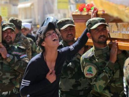 Llantos y consignas contra el Estado Islámico durante el funeral por tres miembros chiítas en Tikrit (Irak).