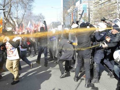 La polic&iacute;a disuelve con gases la protesta en Ankara. 