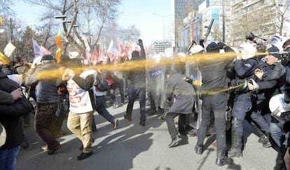 La policía disuelve con gases la protesta en Ankara.
