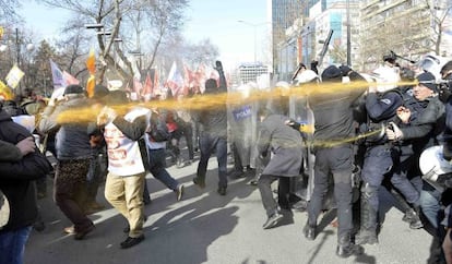 La polic&iacute;a disuelve con gases la protesta en Ankara. 