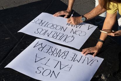 Manifestantes rotulan letreros, este martes por la tarde.