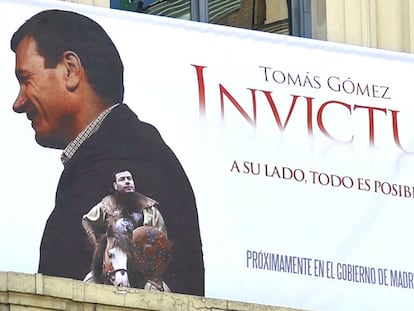Cartel, que simula una película y vaticina la victoria electoral de Tomás Gómez, en el blacón de la sede del PSM en Callao.