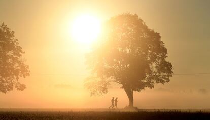 Dos personas hacen deporte al amanecer en el pueblo de Puchheim, en el sur de Alemania.