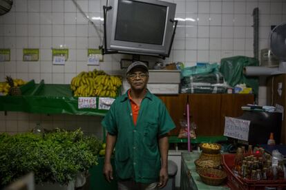 No Mercado Municipal de Guaianases, na zona leste de São Paulo, o vendedor José Francisco de Oliveira, morador do bairro desde 1988, afirma não acreditar no poder das manifestações de rua. "Fica um monte de gente lá e não adianta nada", diz. "Ela [Dilma Rousseff] só sai de lá se eles [os políticos] quiserem". Apesar disso, ele é a favor do impeachment. "Não posso dizer que ela roubou, porque não sei. Mas se estão pedindo o impeachment, é porque alguma coisa ela fez", afirma. Para ele, a administração da petista corrobora para essa insatisfação "geral". "Ela pode ser muito boa na casa dela, mas no Governo não é", diz. Oliveira acha que, independentemente do que acontecer no domingo, o impeachment passando ou não, a vida não deve melhorar tão cedo. "Se alguém chegar lá e disser que tudo vai melhorar, é mentira".