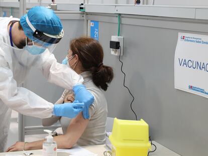 Una docente recibe la vacuna de AstraZeneca, en el pabellón 3 del hospital Isabel Zendal de Madrid, el miércoles.