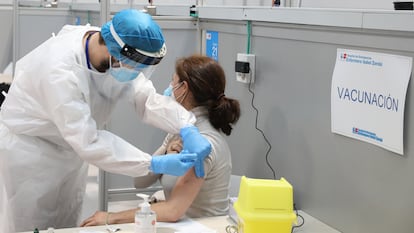 Una docente recibe la vacuna de AstraZeneca, en el pabellón 3 del hospital Isabel Zendal de Madrid, el miércoles.