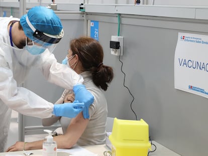 Una mujer recibe la vacuna de AstraZeneca en el Hospital de Emergencias Enfermera Isabel Zendal, en Madrid (España), el 23 de febrero.