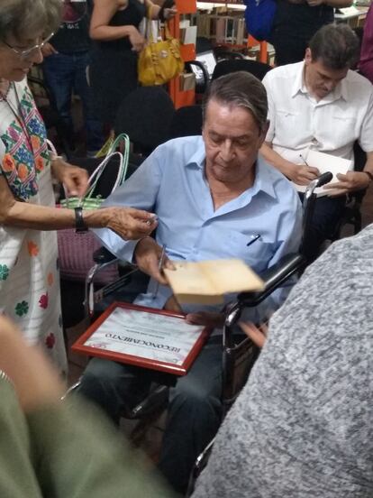 José Agustín firma ejemplares de sus libros, este domingo en Cuautla.