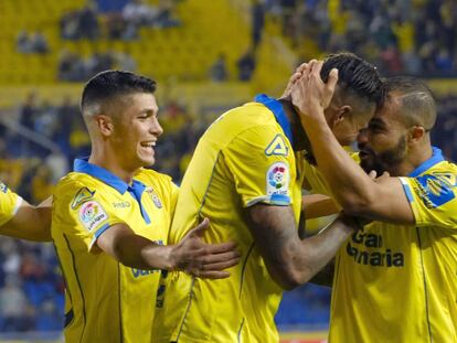 Los jugadores de Las Palmas celebran el gol.